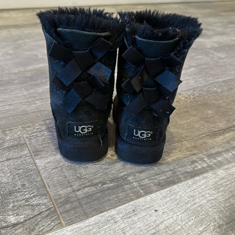 Ugg Bailey bow size 8